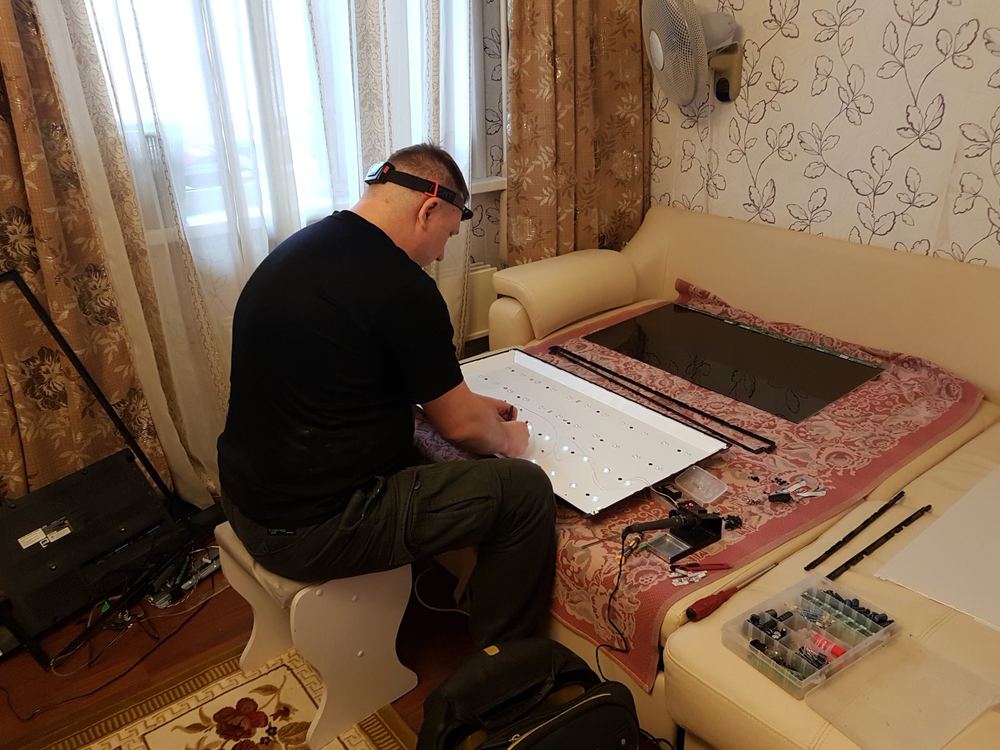 Телемастер меняет подсветку телевизора на дому в Алматы